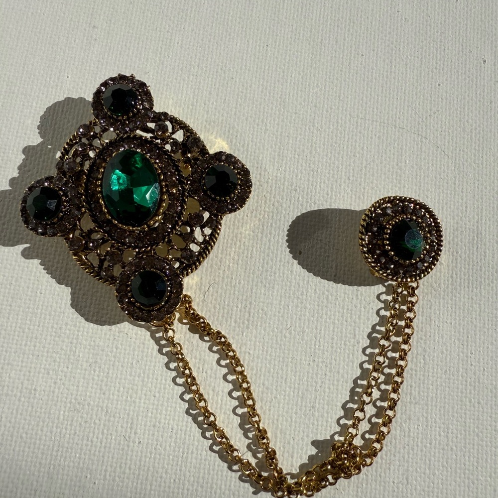 Vintage Emerald Brooch Pin with Chain โ Elegant Green Crystal Statement Jewelry - Picture 6 of 7
